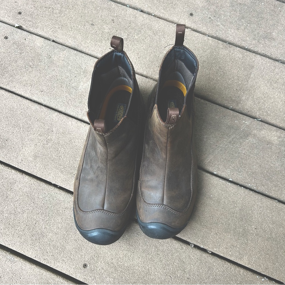 Keen boots insulated & waterproof. Got them for son for college, nice slip on!